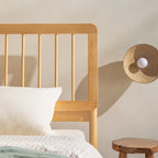 Lit Queen en bois massif à fuseaux, Caramel / Pin naturel / Noir, Convient pour 2 personnes