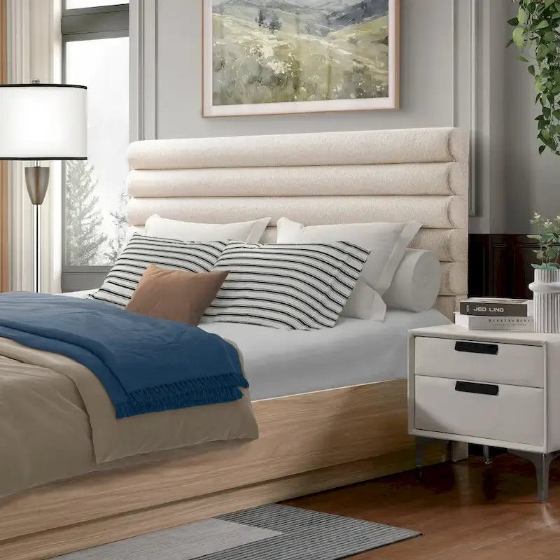 Lit plateforme queen en tissu bouclé taupe avec tête de lit